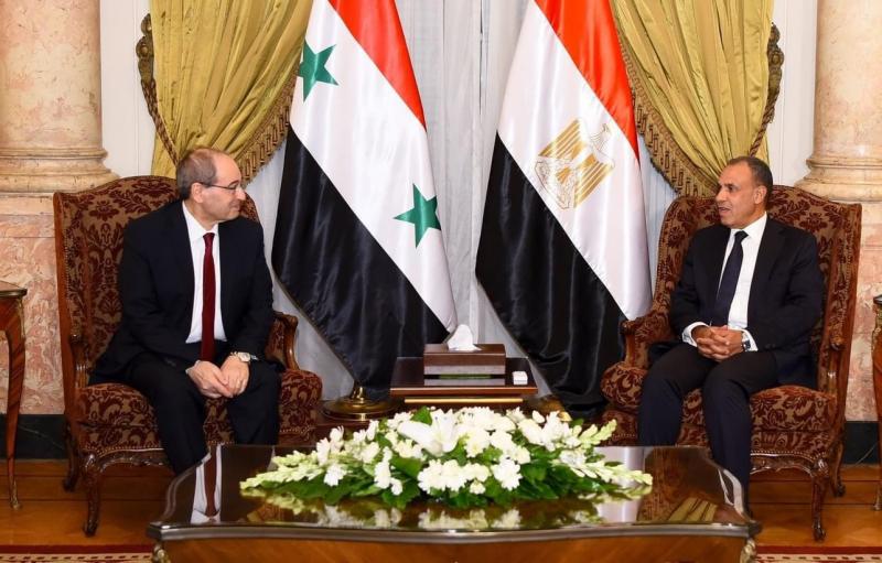 وزير الخارجية والهجرة يستقبل نظيره السوري للتأكيد على استمرار الاتصالات المتبادلة