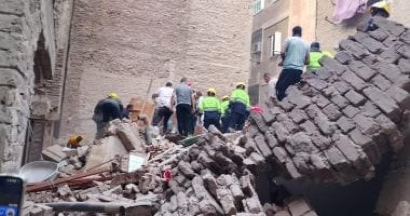 انتشال جثة شخص من أسفل ركام عقار الزيتون المنهار