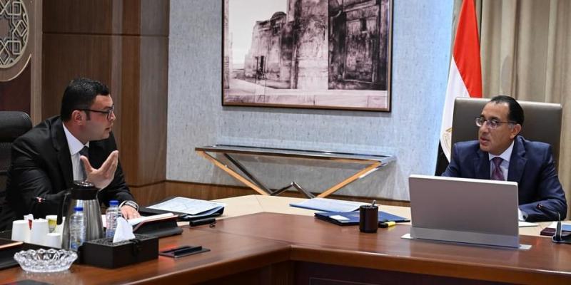 رئيس الوزراء يتابع مع وزير الإسكان عددا من ملفات عمل الوزارة