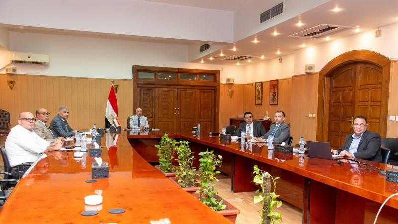 وزير الري يتابع موقف مشروع تأهيل وإحلال المنشآت المائية
