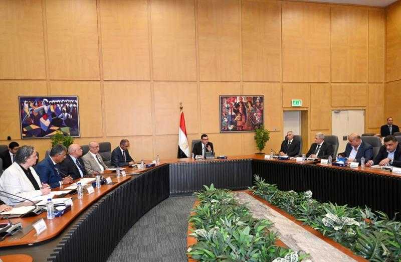 وزير الإسكان يستعرض موقف مشروعات زيادة إمداد محطة مياه القاهرة الجديدة من المياه العكرة