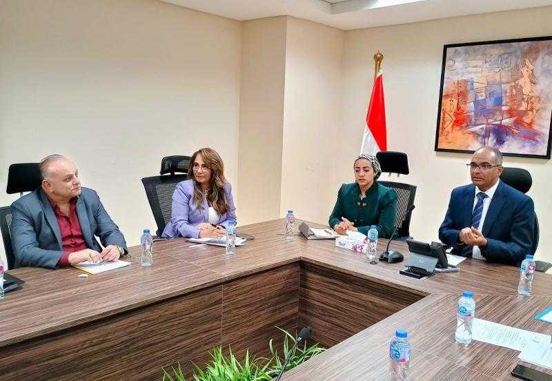 الإسكان تُناقش خطة إعادة تأهيل ورفع كفاءة محطة معالجة الصرف الصحي بمدينة دهب