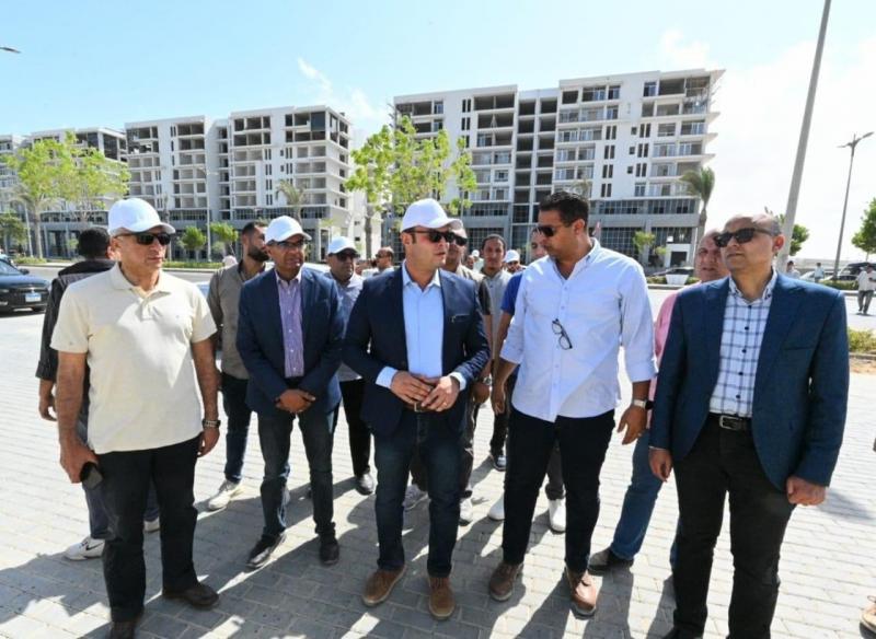 وزير الإسكان يتفقد موقف تسليم الوحدات السكنية لحاجزيها بـ”العلمين الجديدة”