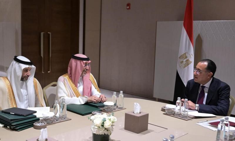 رئيس الوزراء يلتقي وزير المالية السعودي لبحث عدد من ملفات الشراكة