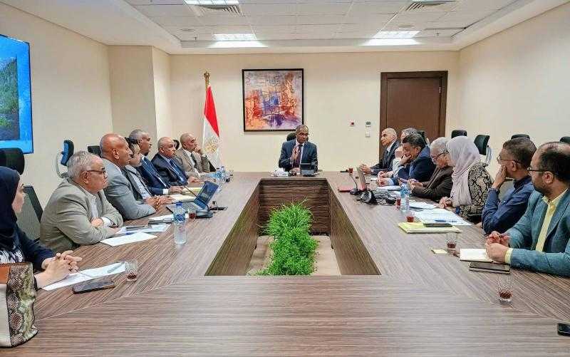 نائب وزير الإسكان يعقد اجتماعا لمتابعة التطور العمرانى بتوسعات مدينة الشيخ زايد