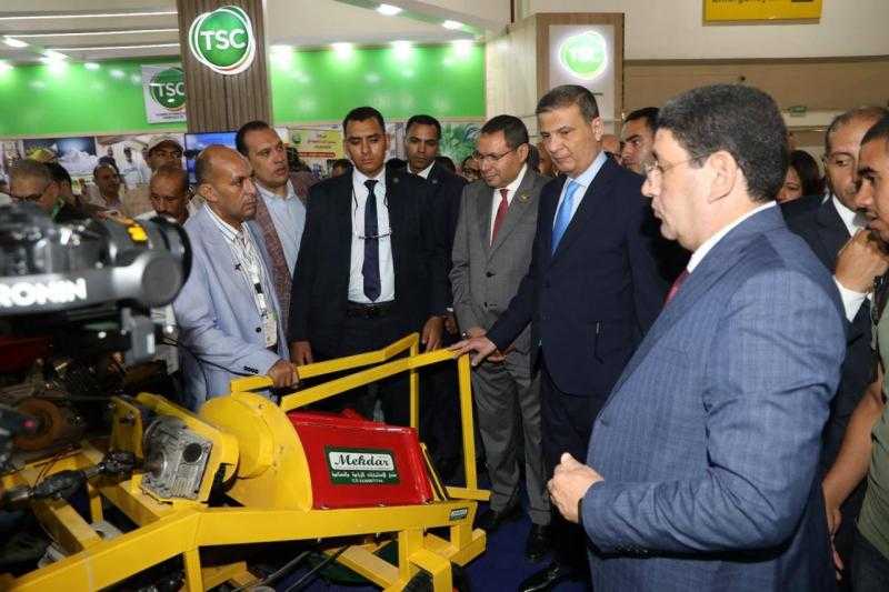 وزير الزراعة يتفقد معرض صحاري.. يؤكد الإهتمام بتوطين التكنولوجيا وتصنيع الالات والمعدات