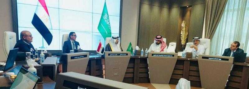 وزير الاستثمار والتجارة الخارجية يعقد سلسلة لقاءات مكثفة مع عدد من المسؤولين السعوديين لتعزيز التعاون الاقتصادي