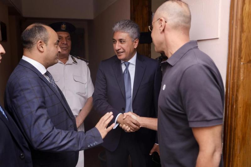 وزير السياحة والآثار يتفقد مبنى المجلس الأعلى للآثار بالعباسية ويتحدث مع الموظفين والعاملين به