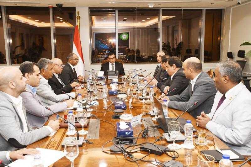 وزير الإسكان يبحث الحلول المتطورة لإدارة وصيانة منظومة مياه الشرب والصرف الصحى
