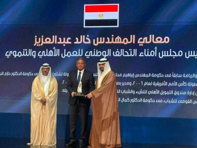 تكريم المهندس خالد عبدالعزيز ومنحه جائزة الشيخ عيسى آل خليفة للعمل التطوعي