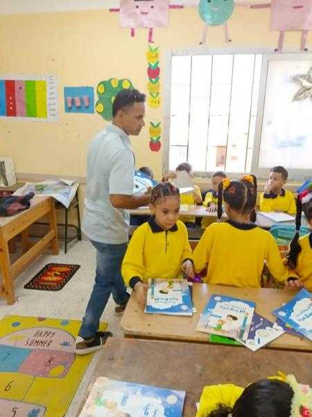 المدارس تسلم الطلاب الكتب فى أول يوم بالعام الدراسي الجديد
