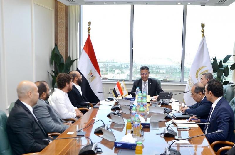 وزير التموين يعقد اجتماعاً مع شركة مكسب لتجارة التجزئة في إطار التعاون مع القطاع الخاص