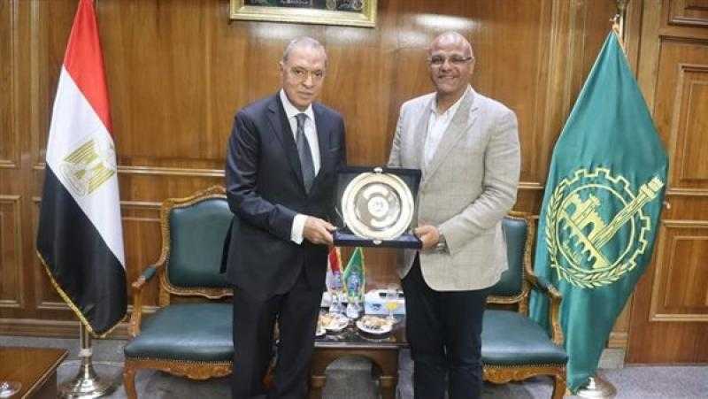 محافظ القليوبية يكرم اللواء عبد الحميد الهجان تقديرا لجهوده