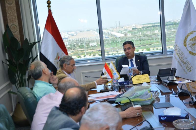 وزير التموين يوجّه بسرعة البت فى الطلبات المقدمة من أعضاء مجلسى النواب والشيوخ