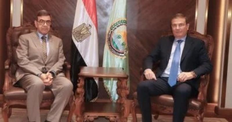 نقيب البيطريين يستعرض نقص الأطباء البيطريين بالمديريات والمجازر مع وزير الزراعة