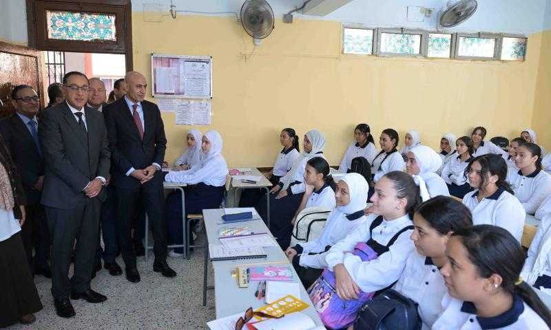 رئيس الوزراء يتفقد مدرسة العهد الجديد الثانوية بنات بإدارة السلام التعليمية