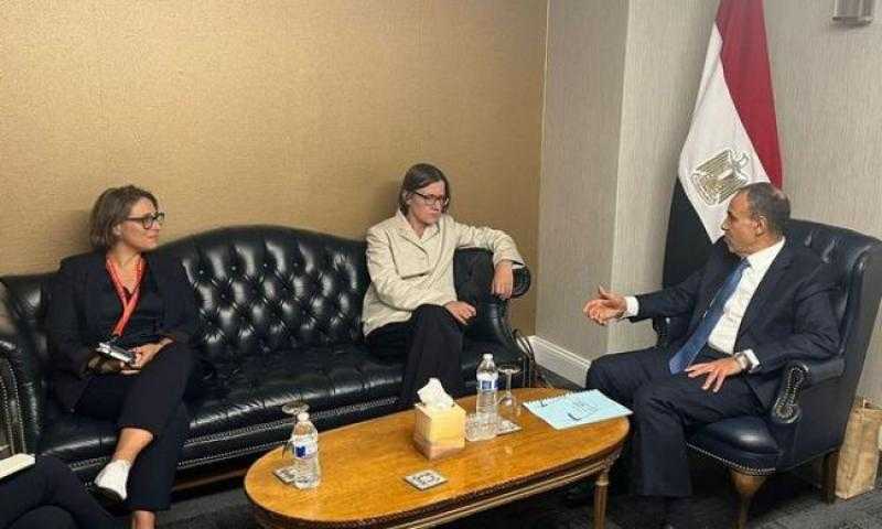 عبد العاطي يشيد بدور ”الصليب الأحمر” في تخفيف معاناة الفلسطينيين.. ويؤكد ضرورة السماح بنفاذ المساعدات