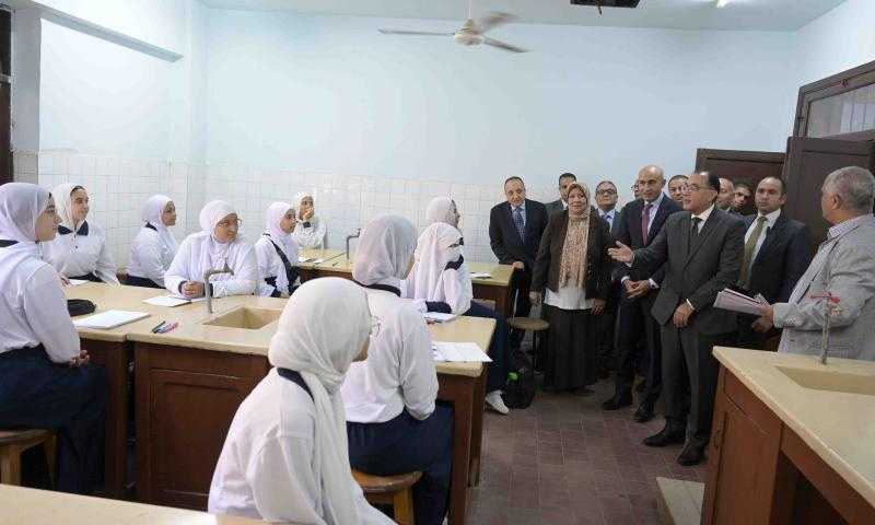 رئيس الوزراء يجرى حوارا مع عدد من الطالبات حول المناهج الدراسية.. صور