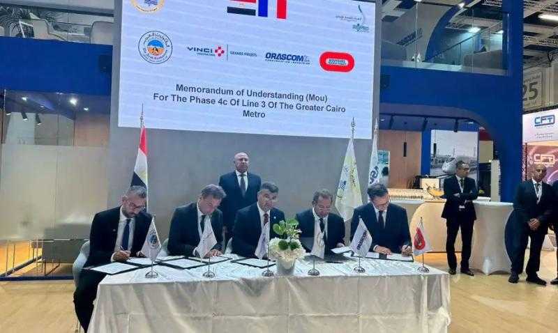وزارة النقل توقع عقود تصميمات ربط مطار القاهرة بالخط الثالث للمترو
