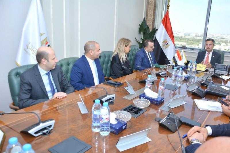 وزير التموين يجتمع مع رئيس الهيئة القومية للبريد المصري وممثلي شركة فيزا العالمية