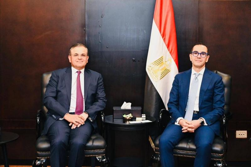 وزير الاستثمار يلتقي وفد بنك ستاندرد تشارترد العالمي لاستعراض برامج البنك في مصر