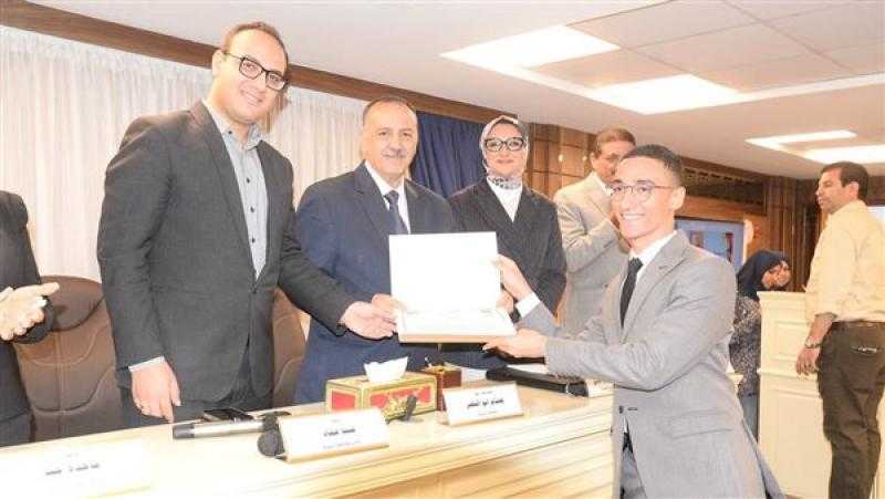 محافظ أسيوط: فرص واعدة للشباب للتقدم بابتكارات في مبادرة المشروعات الخضراء الذكية
