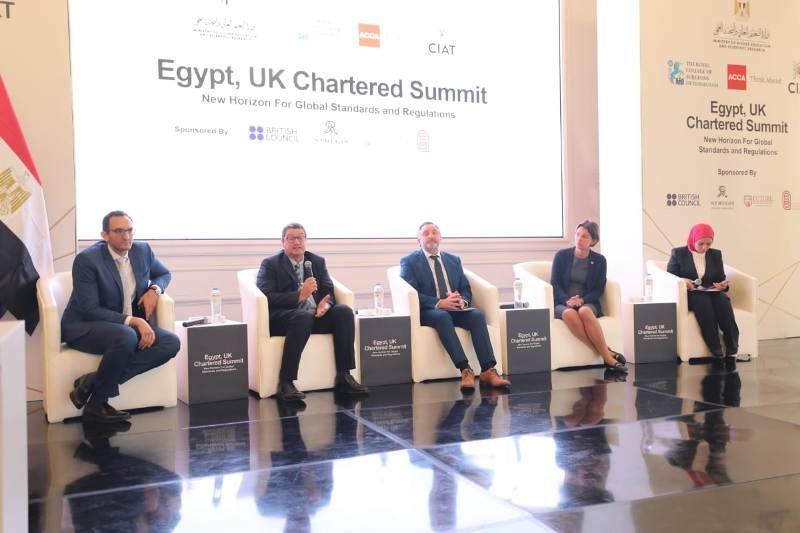 التعليم العالي تنجح في إتمام التعاقد مع الكلية الملكية للجراحين البريطانية بإدنبرة لفتح مكتب لها بمصر| صور