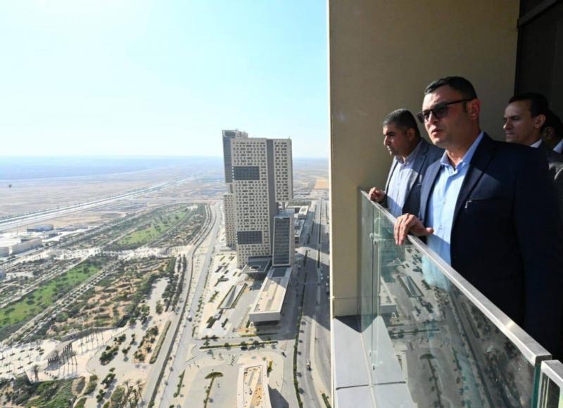 وزير الإسكان يتفقد موقف تنفيذ أعمال التشطيبات بأبراج منطقة الأعمال المركزية بالعاصمة الإدارية الجديدة.. صور
