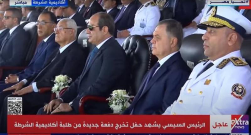 الرئيس السيسي يقدم التحية لأهالي طلاب أكاديمية الشرطة بحفل التخرج