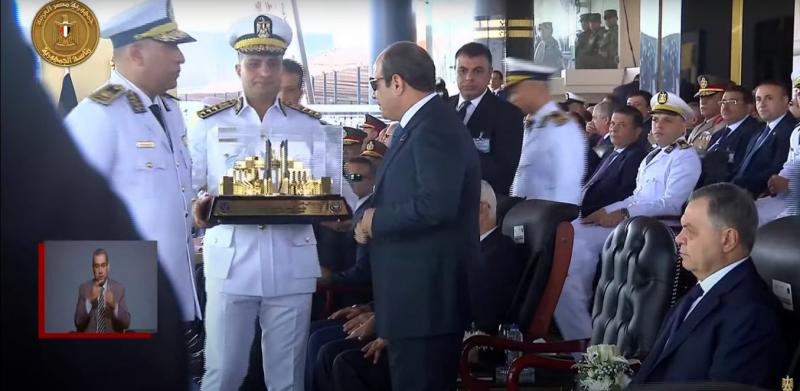 رئيس أكاديمية الشرطة يقدم هدية تذكارية للرئيس السيسي خلال احتفالية تخريج دفعة جديدة