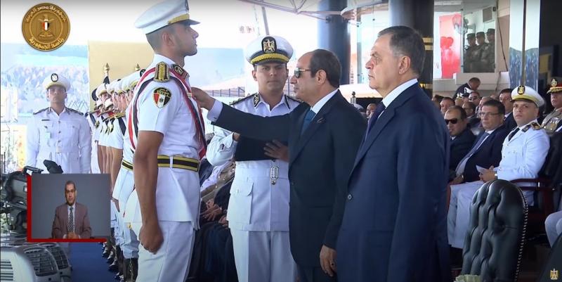 الرئيس السيسي يكرم أوائل الطلبة الخريجين من أكاديمية الشرطة ويمنحهم نوط الامتياز | صور
