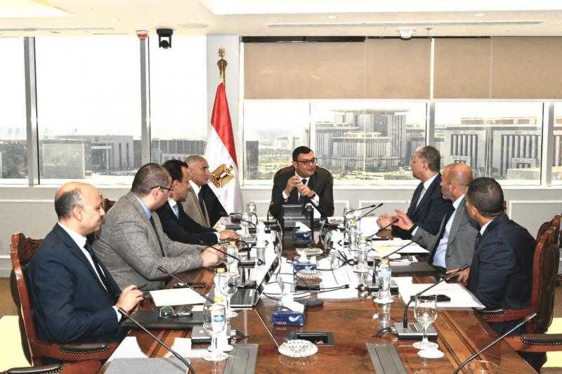 وزير الإسكان يتابع سير العمل بمنطقة الأعمال المركزية بالعاصمة الإدارية وأبراج الداون تاون بالعلمين