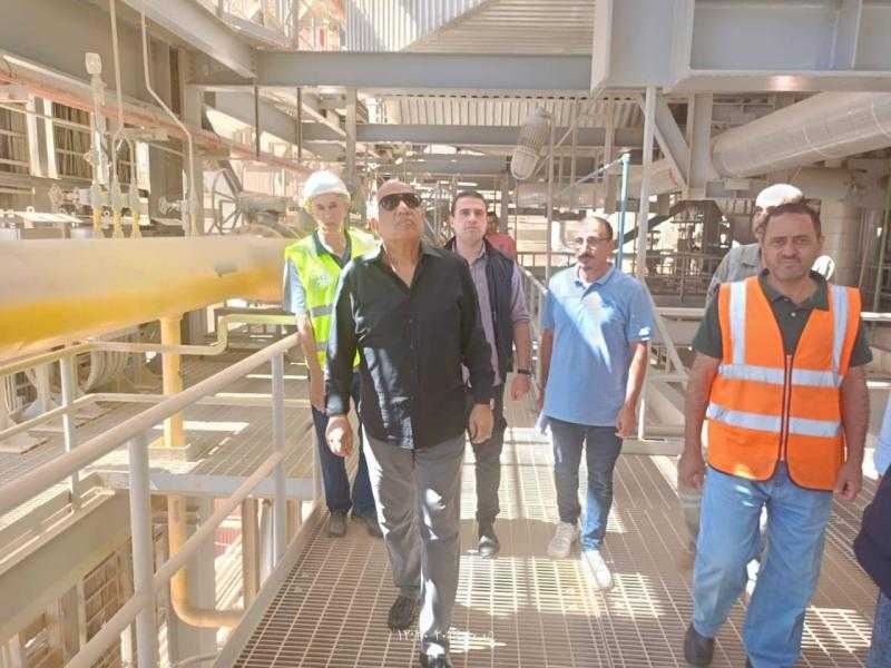وزير الكهرباء يتفقد محطة توليد كهرباء العين السخنة بمحافظة السويس.. صور