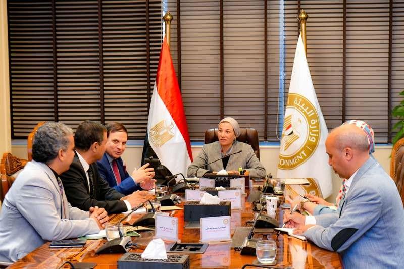 وزيرة البيئة تلتقي أمين رابطة الجامعات الإسلامية لبحث سبل التعاون المشترك