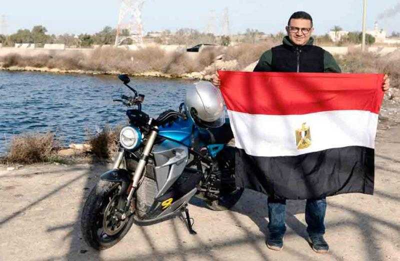 استعدادا لـ Cop29.. «علي عبده» رحالة مصري ينطلق في رحلته على ماتور كهربائي للتوعية بتغير المناخ