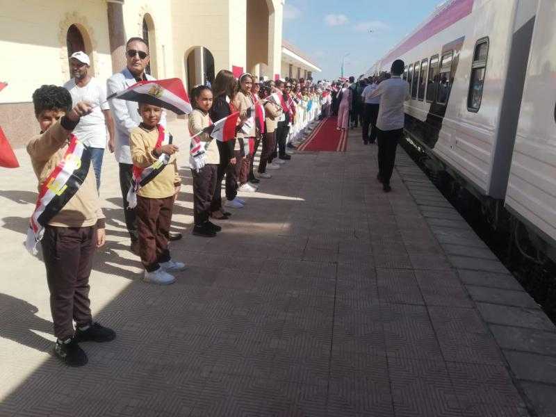 يستقله الوزير.. وصول أول قطار بخط (الفردان- بئر العبد) إلى محطة القنطرة شرق