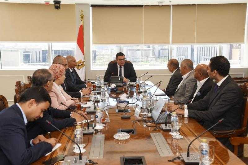 وزير الإسكان يتابع تشغيل منظومة النقل الداخلي والخارجي بالمدن الجديدة