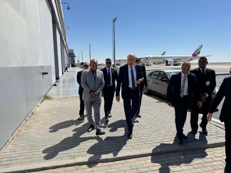 جولة لوزير الطيران بمطار العلمين الدولي لمتابعة حركة التشغيل ومعاينة المواقع التوسعية