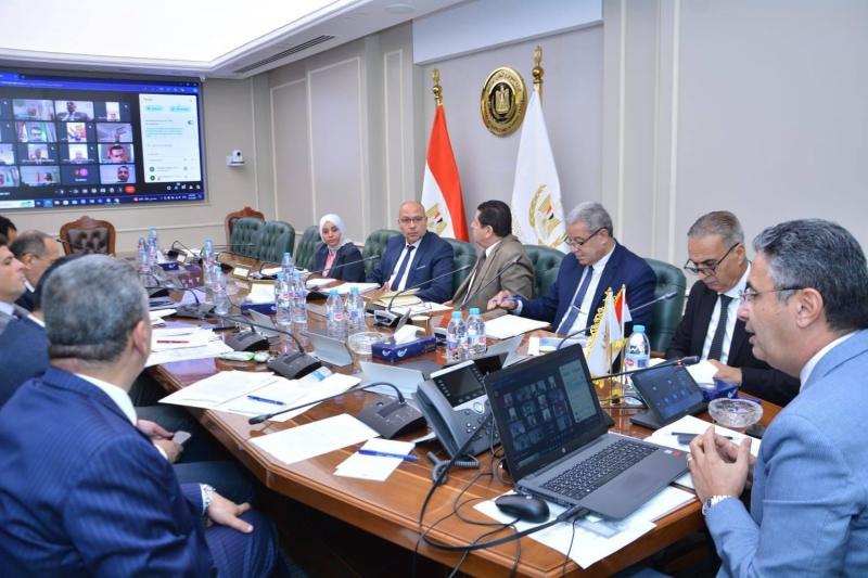 وزير التموين يعقد اجتماعاً مع مديري المديريات بالمحافظات ويشدد على مراقبة الأسواق وضبط منظومة طرح وتداول السلع