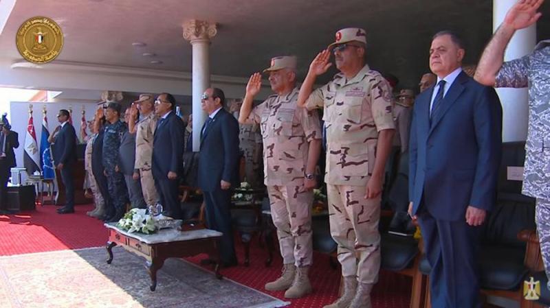 الرئيس السيسي يستعرض حرس الشرف بمقر تفتيش حرب الفرقة السادسة المدرعة بالجيش الثاني الميداني