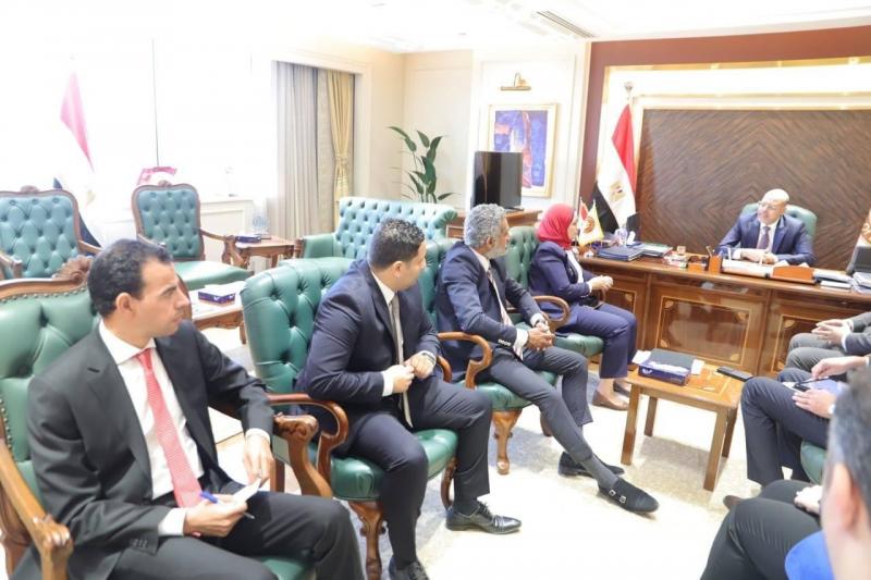 وزير العمل يُعلن عن توفير 2000 فًرصة عمل في ”شركة أسواق تجارية”