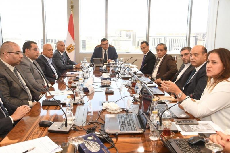 وزير الإسكان يتابع موقف تشغيل وإدارة عدد من المشروعات المنفذة بهيئة المجتمعات العمرانية الجديدة