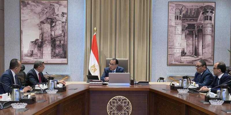 مدبولى يتابع مع الرئيس التنفيذى لوكالة الفضاء عددا من ملفات العمل