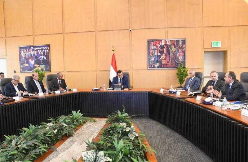 وزير الإسكان يتابع سير العمل بمشروعات المياه والصرف وأبراج العلمين الجديدة