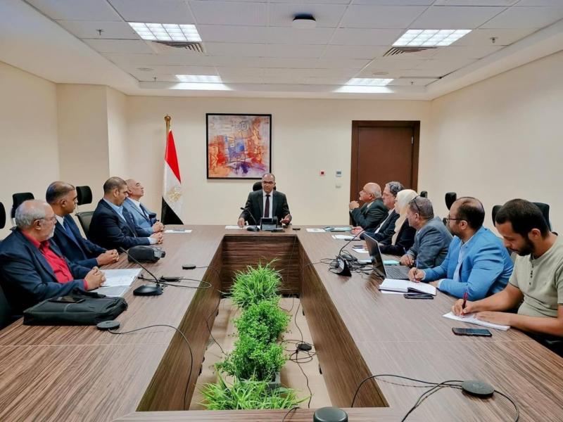 نائب وزير الاسكان يلتقي بممثلي أحد المصانع المحلية المتخصصة في تصنيع المهمات الكهروميكانيكية