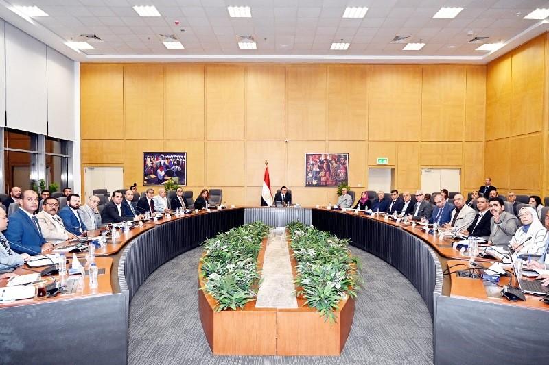 وزير الإسكان يتابع تنفيذ وحدات ” سكن لكل المصريين ”.. ويكلف بخطة مكثفة للانتهاء خلال 6 أشهر|صور