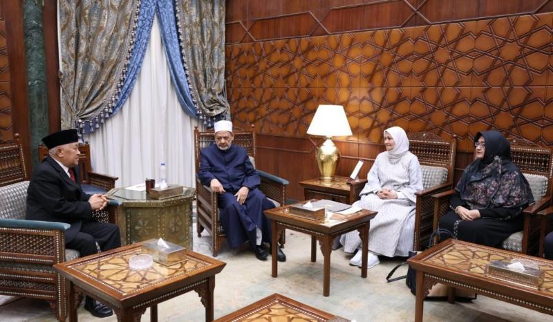 شيخ الأزهر يستقبل رئيس معهد «ديا ماليلا» الإندونيسي ووفد طلاب برنامج «المعايشة اللغوية» | صور