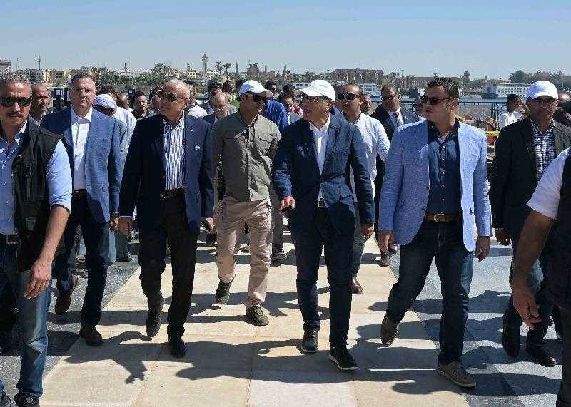 رئيس الوزراء يتابع أعمال تطوير كورنيش البر الغربي والممشى الزجاجي