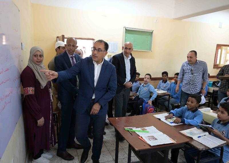 رئيس الوزراء يزور مدرسة وادي الملكات الابتدائية المشتركة بالأقصر.. ويدير حوارًا مع الطلاب