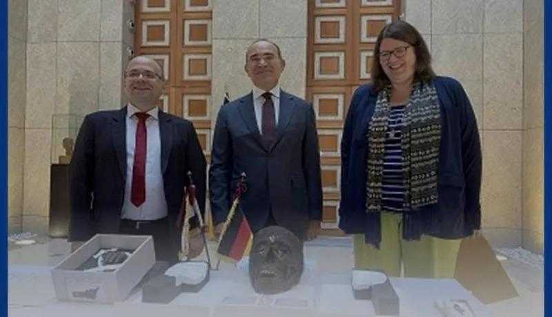 بينها رأس مومياء.. سفير مصر في ألمانيا يتسلم 3 قطع أثرية